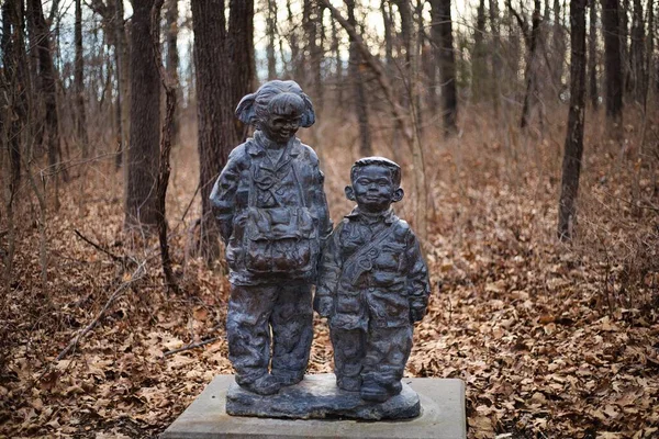 Statue Von Zwei Kindern Overland Park Arboretum Botanical Gardens — Stockfoto