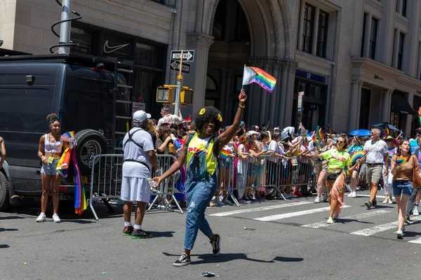 Una Multitud Desfile Del Orgullo Una Mañana Soleada —  Fotos de Stock