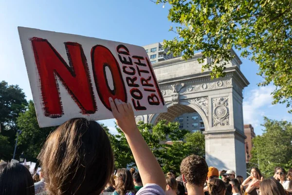 Protestující Pochodující Washington Square Park Poté Nejvyšší Soud Zrušil Roe — Stock fotografie