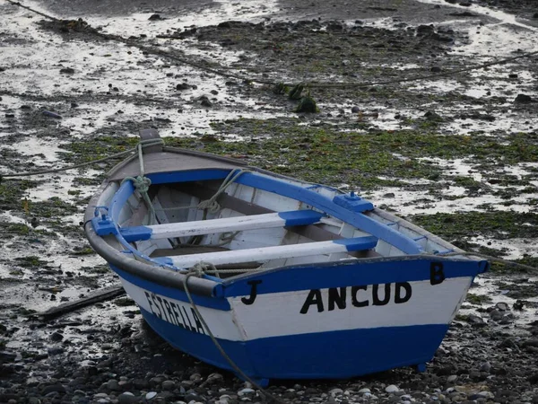 Tiro Close Barco Azul Branco Colocado Costa Praia Ancud Chiloe — Fotografia de Stock