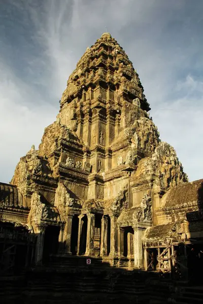 Een Verticaal Schot Van Angkor Wat Tegen Een Bewolkte Lucht — Stockfoto