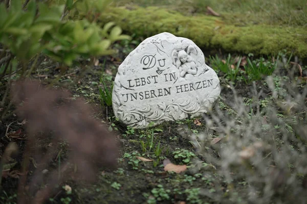 Üzerinde Almanca Yazılmış Bir Taş Olan Bir Mezar Kalplerimizde Yaşıyorsun — Stok fotoğraf
