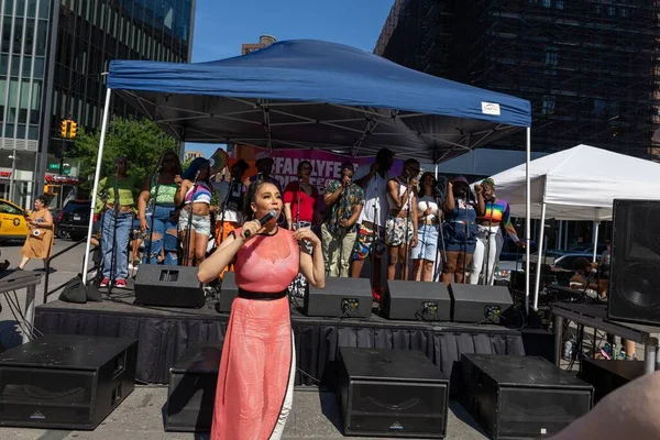Woman Singing People Back Vocalists Pride Parade New York City — Stock Photo, Image