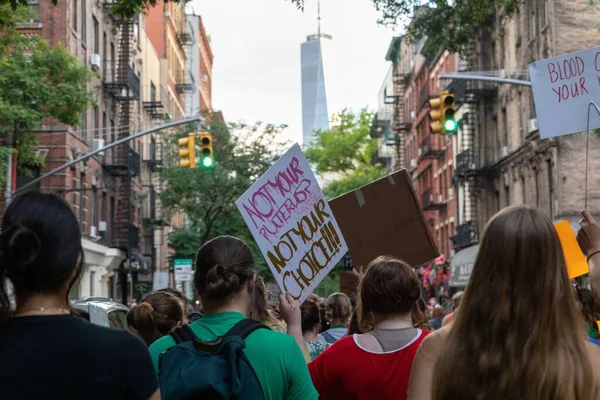 Μια Ομάδα Διαδηλωτών Χαρτονένιες Πινακίδες Περπατώντας Προς Την Πλατεία Foley — Φωτογραφία Αρχείου