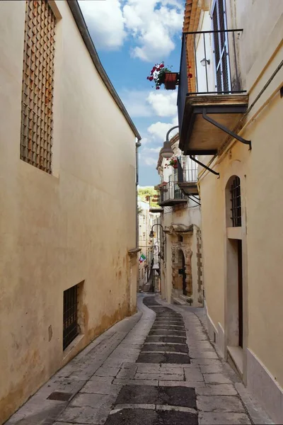 意大利西西里莫迪卡老城的一条狭窄街道 — 图库照片