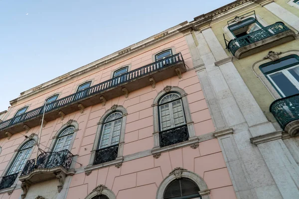 Colpo Basso Angolo Vecchio Edificio Rosa Con Finestre Arcade — Foto Stock