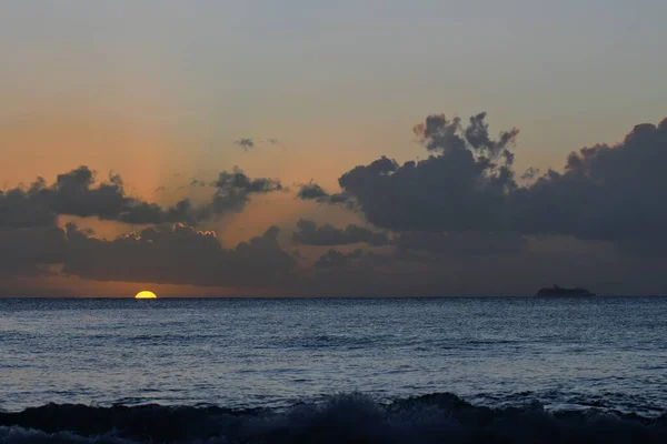 Uma Bela Vista Pôr Sol Coberto Nuvens Sobre Mar — Fotografia de Stock