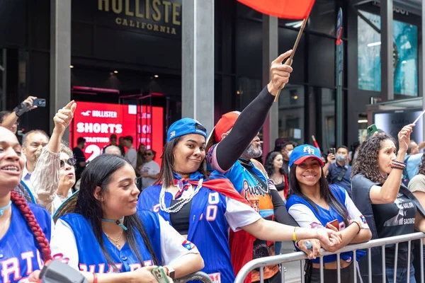 Porto Riko Günü Geçit Töreni 'ni New York City sokaklarında kutlayan kalabalık.