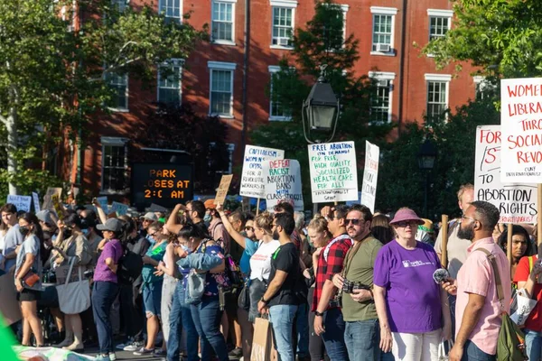 Die Demonstranten Marschieren Washington Square Park Nachdem Der Oberste Gerichtshof — Stockfoto