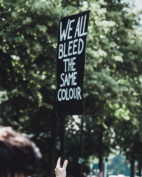 Μια Μαύρη Αφίσα Κείμενο Όλοι Ματώνουμε Ίδιο Χρώμα — Φωτογραφία Αρχείου