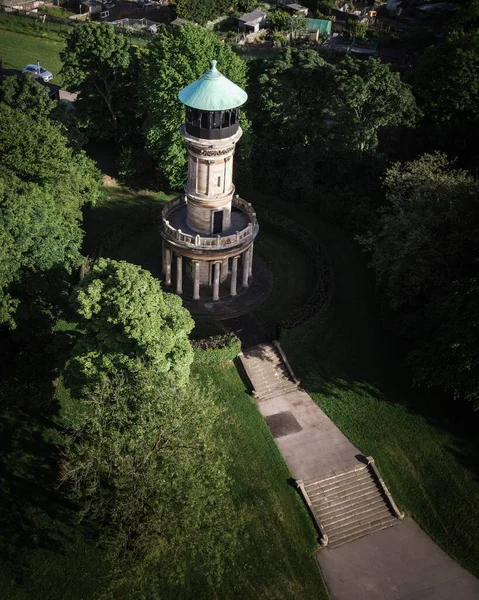 Pionowy Strzał Drona Wieży Locke Park Barnsley Otoczony Drzewami — Zdjęcie stockowe