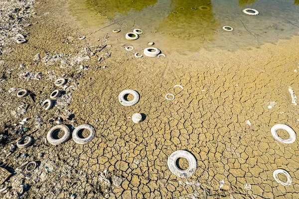 旧轮胎因干旱被非法弃置在波河中可见 意大利卡马尼奥拉 2022年7月 — 图库照片