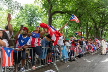 Manhattan sokaklarındaki kalabalık Porto Riko Günü Geçidi 'ni kutluyor.
