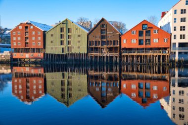 Norveç, Trondheim 'daki Nidaros Nehri rıhtımı yakınlarındaki renkli binaların güzel bir görüntüsü.