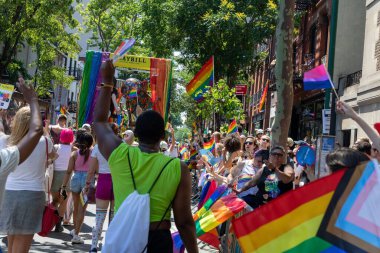 26 Haziran 2022 'de New York' ta yürüyüş yapan neşeli insanlar.