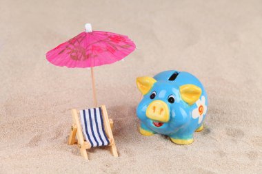 Kumsalda mavi ve sarı bir kumsal, şemsiye ve şezlong - tatil için para biriktir