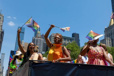 New York City, ABD 'de 2022 sayılı Onur Yürüyüşü' nü kutlayan insanlar