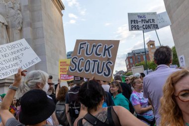 Yüksek Mahkeme Roe ve Wade 'in davasını bozduktan sonra insanlar New York' ta protesto ediyor.