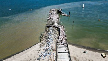 Deniz kıyısındaki kırık Jericho iskelesinin yüksek açılı manzarası.