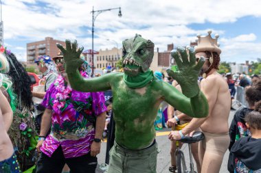 Coney Adası 'ndaki 40. Geleneksel Denizkızı Geçidi sırasında yeşil canavar gibi giyinmiş bir adam.