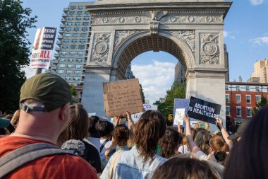 Washington Square Park 'ta yürüyüş yapan protestocular, Anayasa Mahkemesi' nin Roe v. Wade davasını bozmasının ardından...