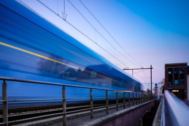 Gün batımında hareket eden bir tren ya da Hollanda Amersfoort 'ta gün doğumunda