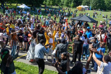 Güneşli bir günde Prospect Park Brooklyn 'de düzenlenen 13. Haziran kutlamasında bir kalabalık.