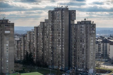 Sırbistan 'ın Belgrad kentindeki sıra sıra konut binalarının çatı manzarası