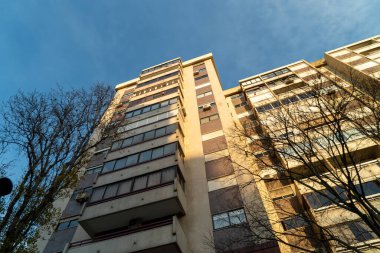 Binanın üzerinde mavi gökyüzünün alçak açılı bir görüntüsü.