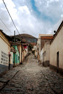 Bulutlu bir günde eski bir kırsal bölgede bir yol