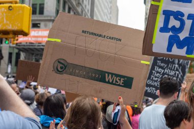 Silahları protesto eden büyük bir kalabalık. Brooklyn 'deki Cadman Plaza' dan Brooklyn Köprüsü üzerinden New York 'a yürüyorum.