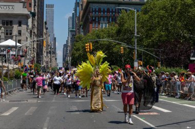 New York City, ABD 'de 2022 sayılı Onur Yürüyüşü' nü kutlayan insanlar