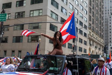 Porto Riko Günü Geçidi 2022 NYC, ABD 'de büyük bir kalabalık eğleniyor.