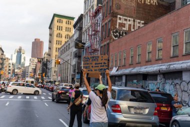 Protestocular, Anayasa Mahkemesi 'nin ABD' nin NYC eyaletindeki Washington Square Park 'ta Roe V. Wade' i devirmesinin ardından vücut özgürlüğüyle ilgili mukavva tabelalar tutuyorlar.