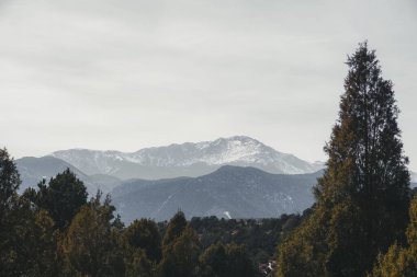 Yeşil ağaçların arkasındaki Pike Tepesi 'nin güzel bir manzarası.