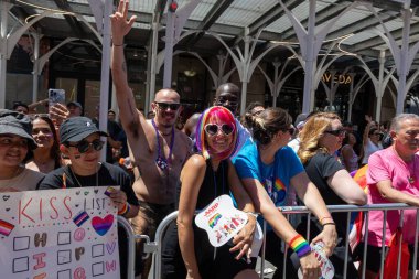 New York 'taki Onur Yürüyüşü' nde bir sürü genç insan var.