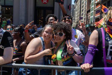 New York 'taki Onur Yürüyüşü' nde bir sürü genç insan var.