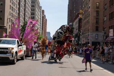 New York sokaklarında büyük bir kalabalık Onur Yürüyüşü 'nü kutluyor.
