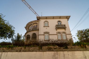 Dışarıdaki bir yerleşim yeri.