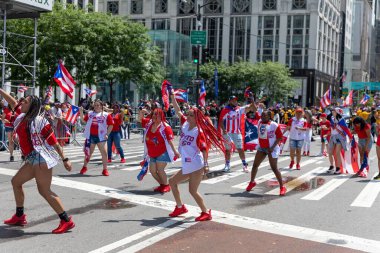 Porto Riko Günü Geçit Töreni 'ni New York City sokaklarında kutlayan kalabalık.