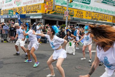 Coney Adası 'ndaki 40. Geleneksel Denizkızı Yürüyüşü sırasında sokakta dans eden insanlar.