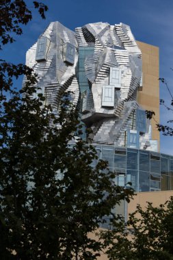 Atölye parkındaki Luma Arles kulesinin modern mimarisi.