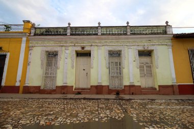 Renkli binaları ve kaldırımlı caddeleri olan Trinidad, Küba 'nın güzel bir koloni manzarası.