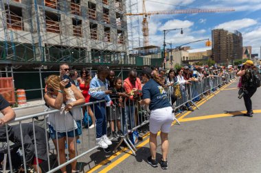 18 Haziran 2022 'de Coney Adası' ndaki 40. Geleneksel Denizkızı Geçidi 'ndeki güzel insanların manzarası.