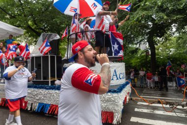 Manhattan sokaklarındaki kalabalık Porto Riko Günü Geçidi 'ni kutluyor.