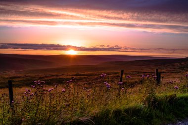 Günbatımında Wessenden Head Rezervuarı. Park Peak District Ulusal Parkı, İngiltere.