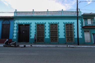 Trinidad 'da mavi gökyüzünün altındaki renkli bir binanın güzel manzarası.