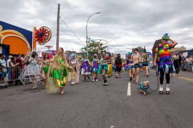 Brooklyn sokaklarındaki kalabalık Coney Adası Deniz Kızı Geçidi 'nin 40. yıldönümünü kutluyor.