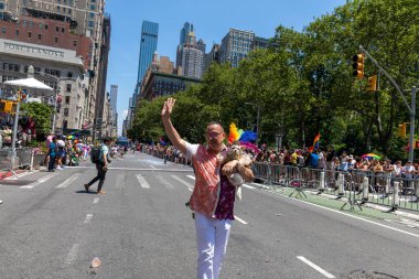 New York City, ABD 'de 2022 sayılı Onur Yürüyüşü' nü kutlayan insanlar