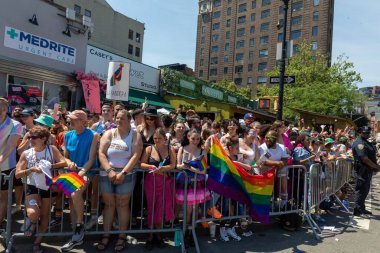 New York 'taki Onur Yürüyüşü' nde bir sürü genç insan var.